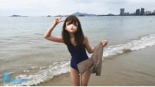 日常こぼれ話  KIGの人形を持って 海島 歩きながら撮る 蒸し暑さ＋囲み＋水着
